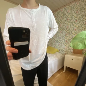Långärmad Tröja - Säljer en vit snygg långärmad tröja från Lager 157 i storlek M. Den är i fint skick☺️