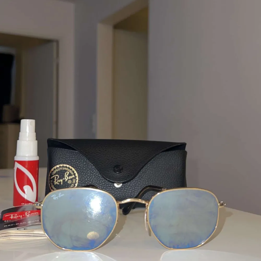 Unika Ray-Bans i nyskick! Knappt använda och fodral tillkommer. Köpta från Lensway för 1 år sedan. Vid köp av flera kan paketpris diskuteras. Nypris är 1490kr. . Accessoarer.