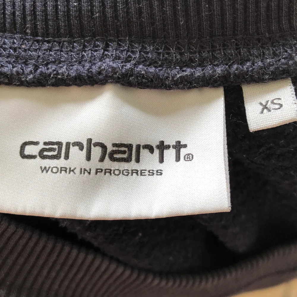 Säljer nu denna riktigt snygga och populära collegetröja från Carhartt. Skick: 9/10. Tröjor & Koftor.