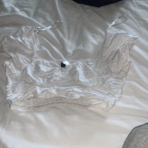 Top  - En helt ny vitt top! Aldrig använd 