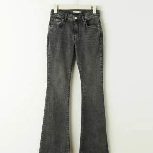 Säljer mina gråa Gina tricot jeans pga att de börjar bli försmå❤️nypris 499kr jag säljer för 350kr💓skriv om ni har några frågor💗köparen betalar för frakten!❤️de är low Waits bootcut💗pris kan diskuteras!