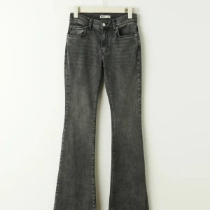JEANS GRÅ💗 - Säljer mina gråa Gina tricot jeans pga att de börjar bli försmå❤️nypris 499kr jag säljer för 350kr💓skriv om ni har några frågor💗köparen betalar för frakten!❤️de är low Waits bootcut💗pris kan diskuteras!