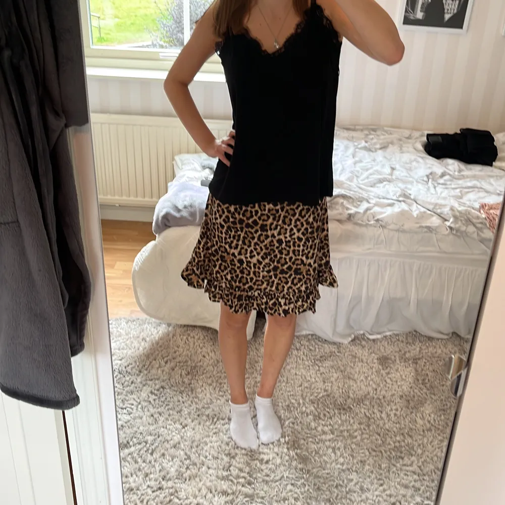 En fin leopard kjol från nakd💛🖤aldrig använd . Kjolar.