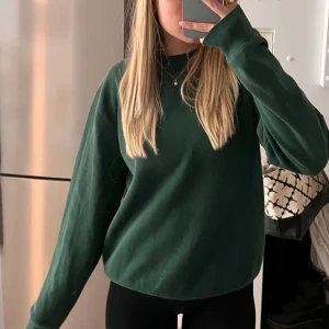 Grön sweatshirt  - Säljer denna supermysiga gröna sweatshirten, bra kvalite och knappt använd. Strl M men sitter oversized på mig som vanligtvis har M då det är herrmodell💖 frakt tillkommer