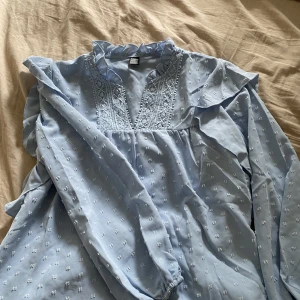 Blus  - Super söt blus i en underbar färg 💙