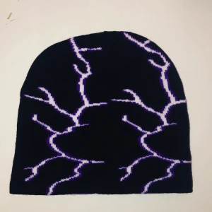 Y2k mössa - ❗️Helt ny y2k mössa med lila blixtar på. Kanske lite större än vad den ser ut. Men väldigt skön o i superbra skick. Pris kan diskuteras privat.❗️