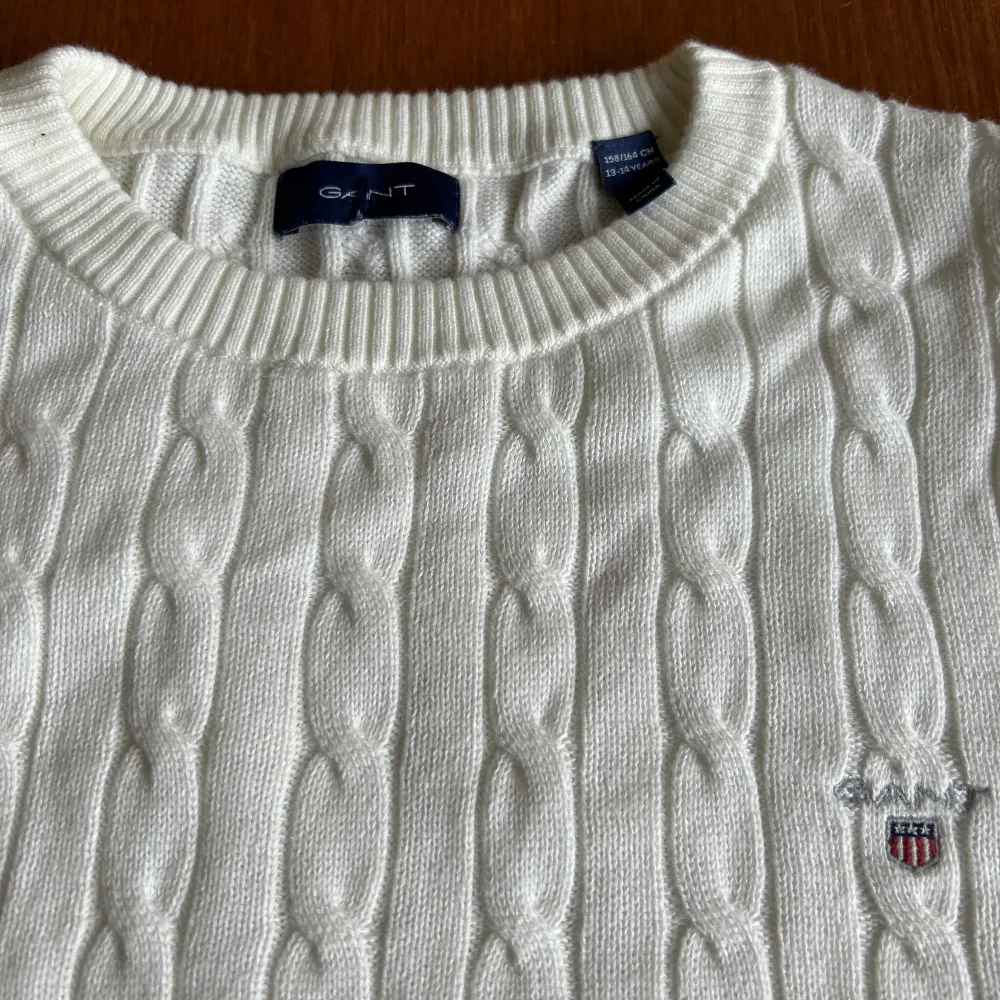Vit ribbistickad Gant tröja stl158/164. (13-14år). Endast använd 1 gång . Mycket fint skick . . Stickat.