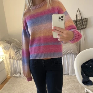 Stickad tröja - Färgglad stickad tröja från bikbok, nästan aldrig använd