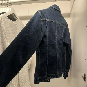 Jeansjacka  - Skitsnygg jeansjacka med fin passform! Nästan aldrig använd💗