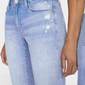 Frame jeans storlek 28 i midjan  Köpta för runt 2000-3000 sek Nästan ej använda 