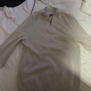 Halfzip beige - Skick 8/10 ny pris 800 Massimo duti 