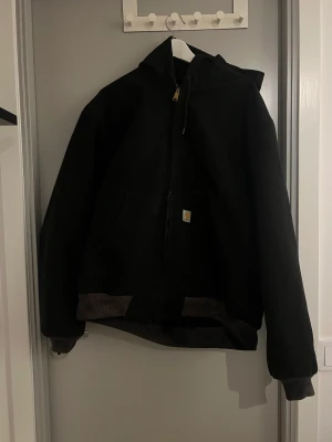 Vintage carhartt jacka - En snygg vintage carharrt jacka från 90-talet, väldigt bra skick för att vara så gammal, köpt för 1650kr på ettresex