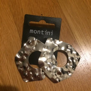 örhängen - stora silvriga örhängen som aldrig använts förut och ör fortfarande i dess förpackning. 