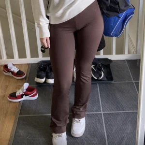 Utsvängda byxor - Bruna, randiga utsvängda byxor som ej används längre. Superfint skick. 