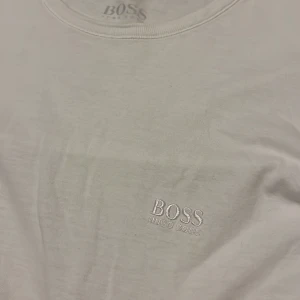 Hugo Boss T shirt - Knappt använd. Liten fläck i bak, se sista bilden. Syns knappt. 