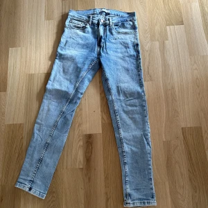 Zara jeans - Bra skick, använda några gånger bara, legat mestadels i garderoben  För små för mig Strl 38 