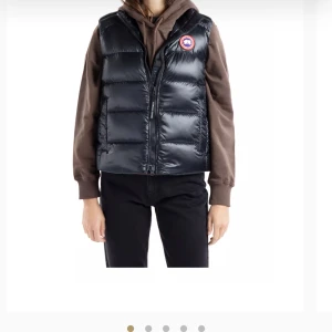 Canada goose väst  - Säljer min jättefina canada goose väst. Den är använd fåtal gånger och skicket är som ny! Nypris 5899kr. 
