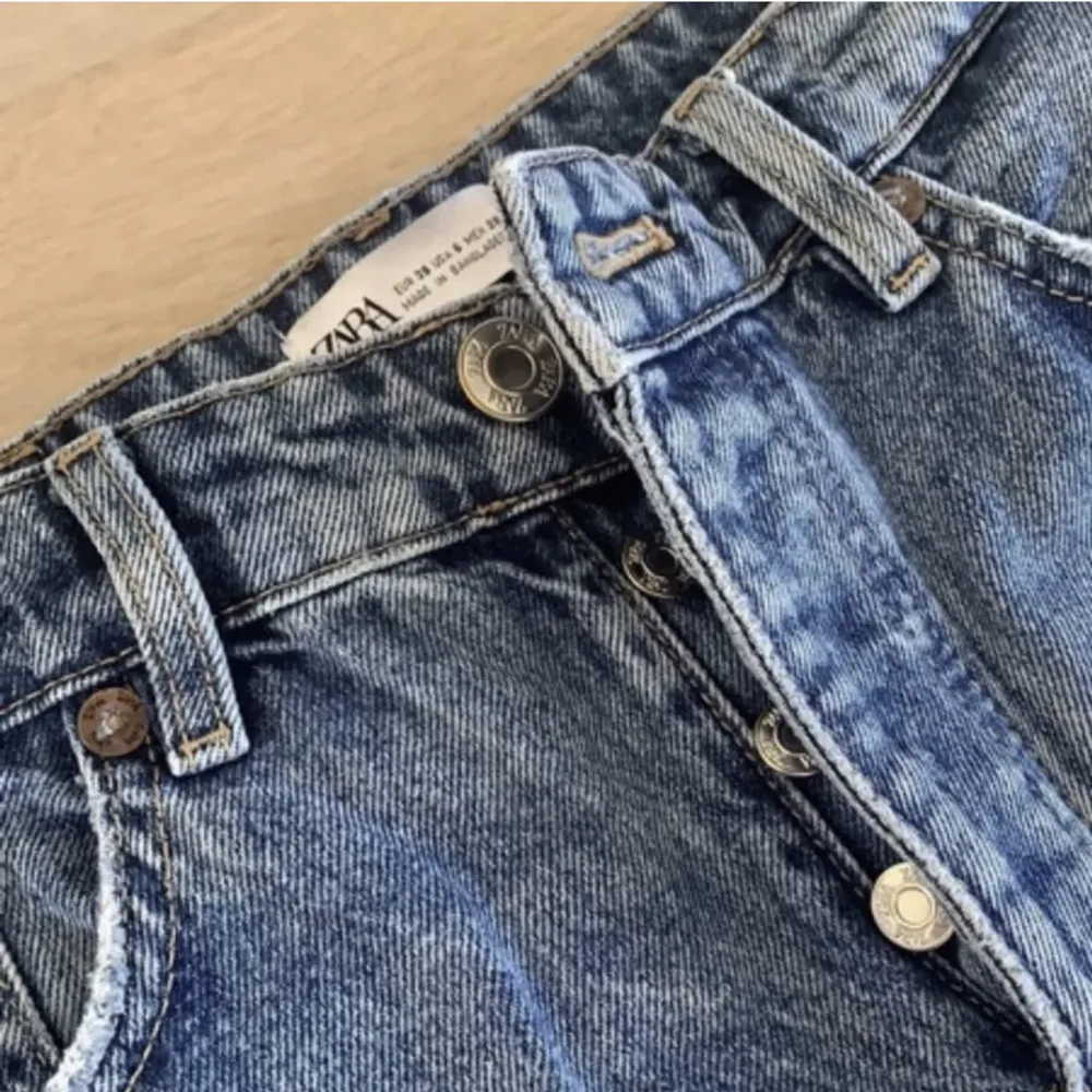 Blå jeans från Zara storlek 38 säljer då de inte passar mig. Knappast använda på grund av ovanstående - alltså nyskick! Nypris 399kr, säljer för 220kr! Straight modell, lågmidjade 💖 Ca 84 cm i midjan och ca 79cm innerben . Jeans & Byxor.