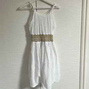 Säljer denna vita klänningen med guld detaljer som jag köpte på Santorini , använd fåtal gånger, inga defekter,gulddetaljer, strl är onesize men skulle säga xs/s, 160kr+ frakt❤️❤️