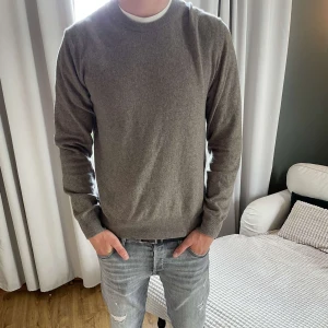 Tröja från magasin - Tröja från magasin i ”extra fine lambswool”. Bra skick utan några deffekter. Nypris ligger på 700. Storlek L men kan tänka mig att den även passar M. Är lite osäker vilken färg det är men skulle säga grå/beige. Hör av er vid fler frågor eller funderingar🙌🏻