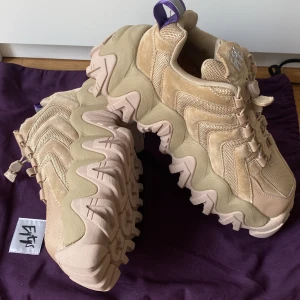 Eytys Halo Sneakers - Skitsnygga helt oanvända Eytys Halo Sneakers då de är för små för mig😭 beigea med lite rosa detaljer. 
