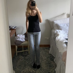 Zara jeans - Gråa mid waist jeans från zara. !Pris kan diskuteras!
