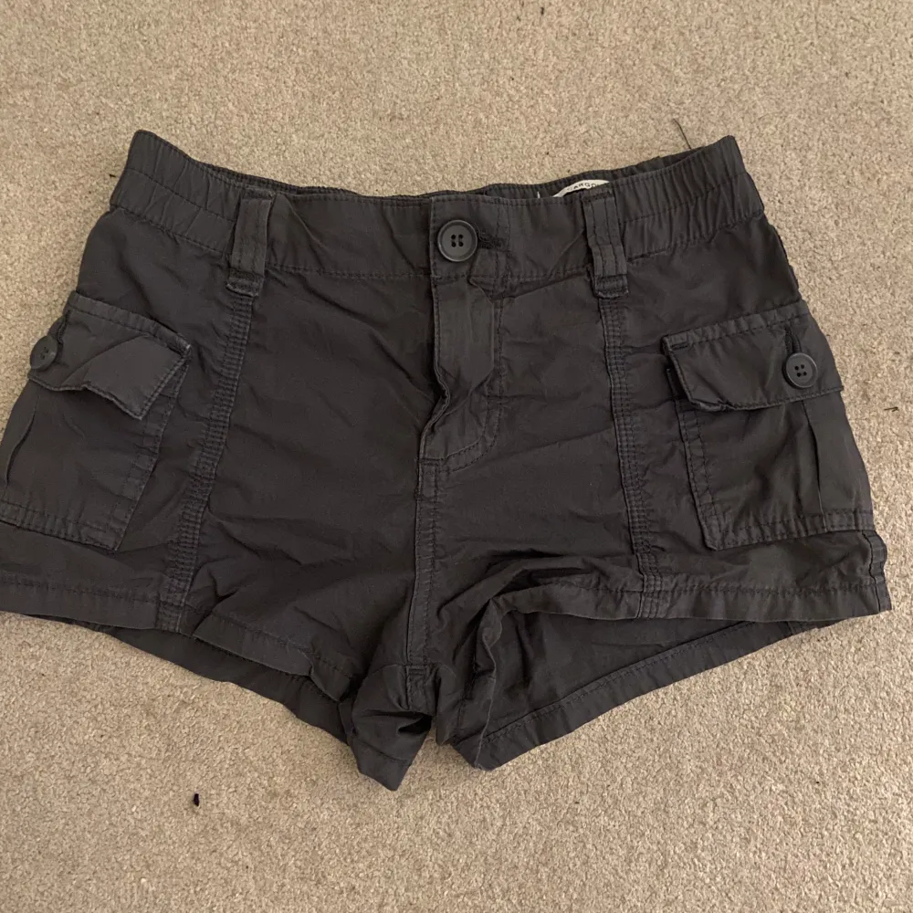 Ett par mörk gråa cargo shorts från bershka💗dem är i storlek xs och aldrig använda. Kan mötas upp i stockholms området. Bara att skriva om frågor eller fler bilder🌸. Shorts.
