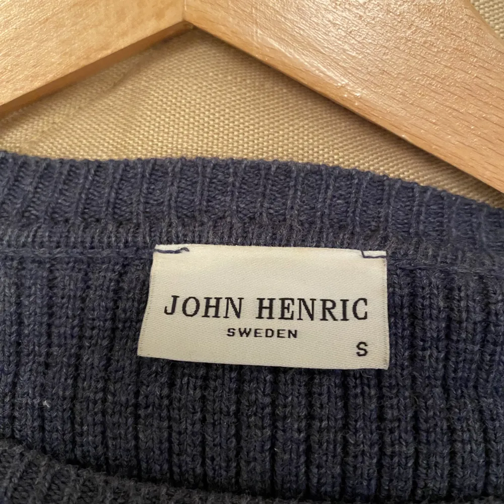 100 % bomulls tröja från varumärket John Henric. Tröjan är i storleken S. Tröjan är använd ett fåtal gånger och därför i mycket gott skick. Tröjan är i en marinblå färg och med en lätt ribbad textur.. Tröjor & Koftor.