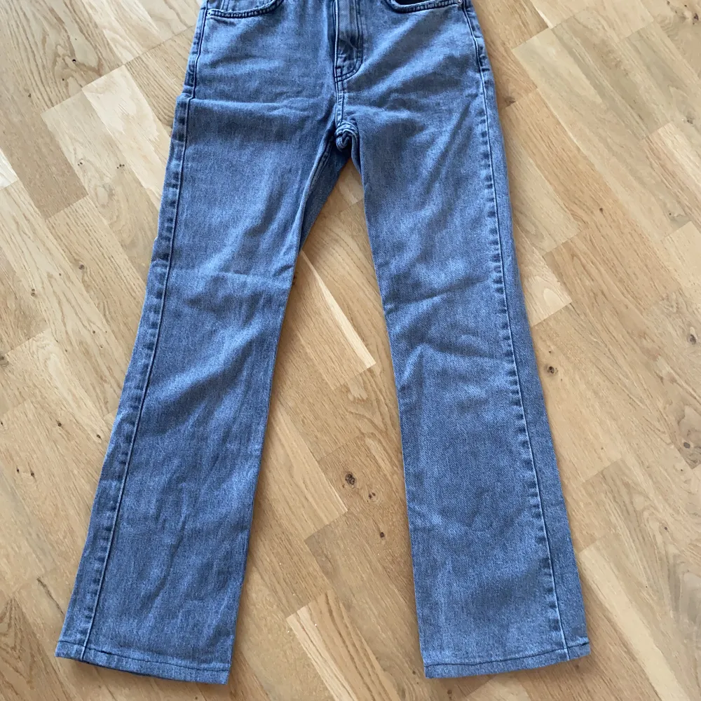 Gråa mid rised bootcut jeans från Gina, använda ca 5 gånger, inga defekter. Kontakta vid frågor🐘🤍. Jeans & Byxor.