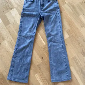 Gråa mid rised bootcut jeans från Gina, använda ca 5 gånger, inga defekter. Kontakta vid frågor🐘🤍