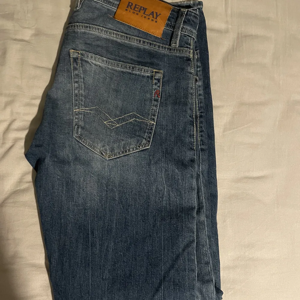 Säljer mina replay jeans då jag inte använder dom längre. Det är modellen grover. De är använda ett fåtal gånger och är i väldigt bra skick. Pris kan diskuteras!. Jeans & Byxor.