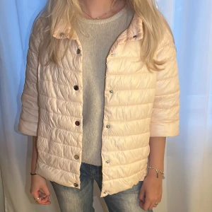 Rosa trekvartsärmad jacka - Jättegullig rosa trekvartsärmad jacka som är perfekt nu för tidig höst🥰🍂🍂 tveka inte för att fråga om fler bilder! Jag är xs-s som referens☺️ kolla mina andra jackor jag säljer💕