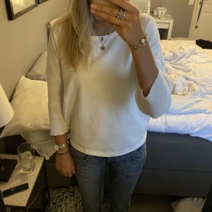 Trekvartsärmad tröja  - Säljer en näst intill oanvänd vit trekvartärmad tröja som jag köpt från Åhléns, först till kvarn med köp nu knappen!