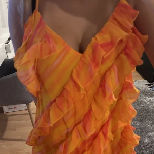 Klänning  - Jättefin orange klänning, använt 1 gång💕💕 men ser ny ut🫶🏻