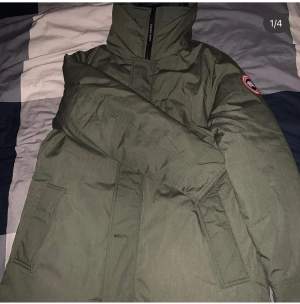 Canada goose chateau- fusion- parka jacka i storlek Xl och kan även passa L den är inte använd och ligger bara hemma.  Priset kan diskuteras 