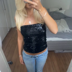 Svart paljetter tubtopp fest - Säljer denna svarta tubtopp med paljetter, passar toppen till fest! Direktpris: 300kr. Har du någon fråga är det bara att höra av dig🫶🏻