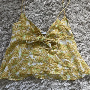 Blommig topp - Jättegullig sommartopp med blommor på!🌼