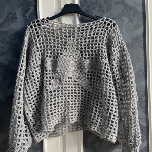 Virkad tröja - Handgjord virkad tröja med en stjärna på, grått & silver garn 