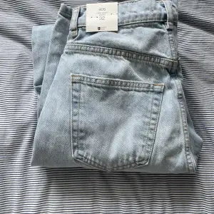 Högmidjade jeans ifrån Gina tricot som aldrig har använts bara testat💓💓💓 nypris 600kr