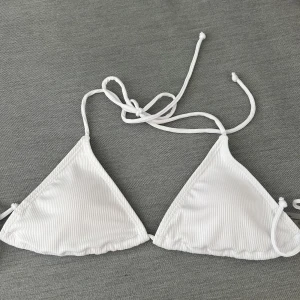 Vit bikini topp - En helt oanvänd bikini topp! Super fin men den var tyvärr för liten för mig!