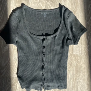 Brandy topp tshirt - Ej använd mycket skulle säga att den är i nyskick ^^  —Skriv före du trycker köp nu—