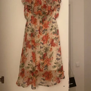 Klänning  - Jättegullig klänning med blommig mönster från sweewë. Man kan inte se igenom och jätteskönt till sommaren. Den kommer nästan till knäna 💕
