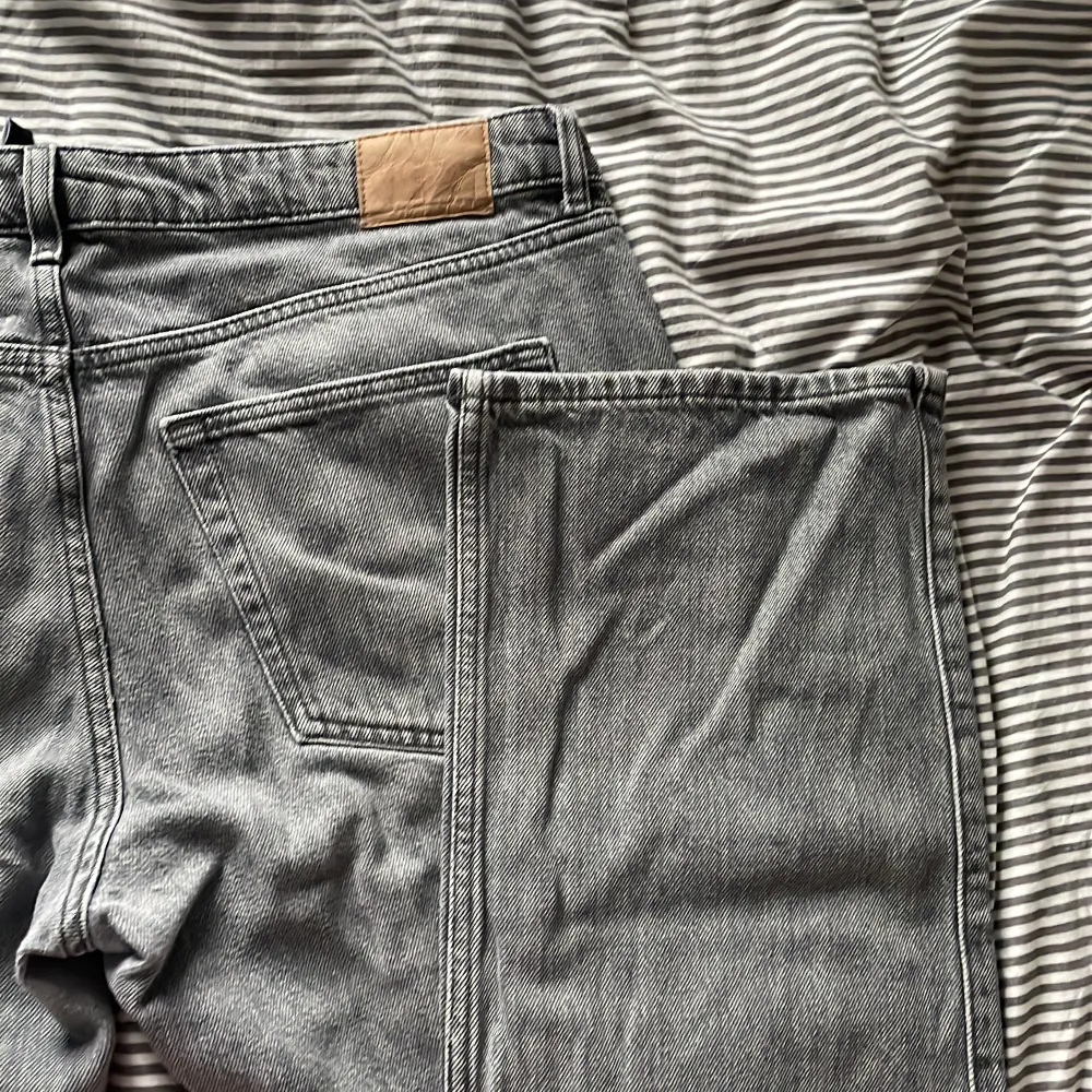 Gråa lågmidjade jeans från weekday står ingen storlek men midjemåttet rakt över är 47cm, dom är raka i benen. Jeans & Byxor.