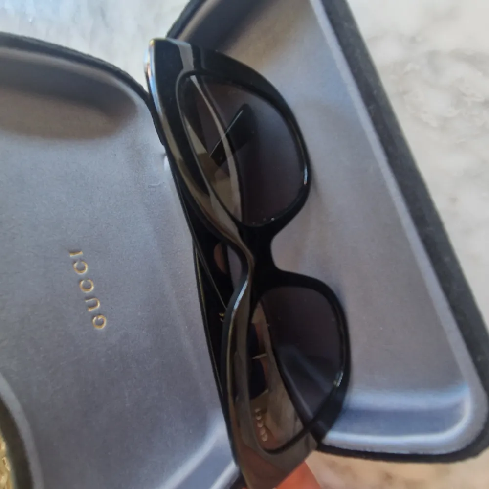 Svarta gucci solglasögon. Använda max 2 gånger, inga repor eller liknande.Givetvis äkta. Kan leta rätt på kvittot vid ev köp.. Accessoarer.