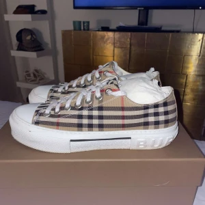 Burberry skor - säljer dessa nyköpta burberry skor i otroligt bra skick och använda fåtal gånger!☺️