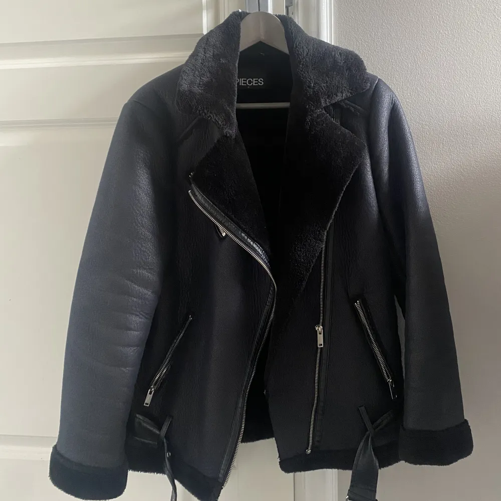 Jättefin svart bikerjacket från Pieces, i stl S. Passar perfekt nu till hösten. Har använt ett par gånger, den är i superbra skick.  Köpt för 700kr men säljs för 300kr. 💕. Jackor.