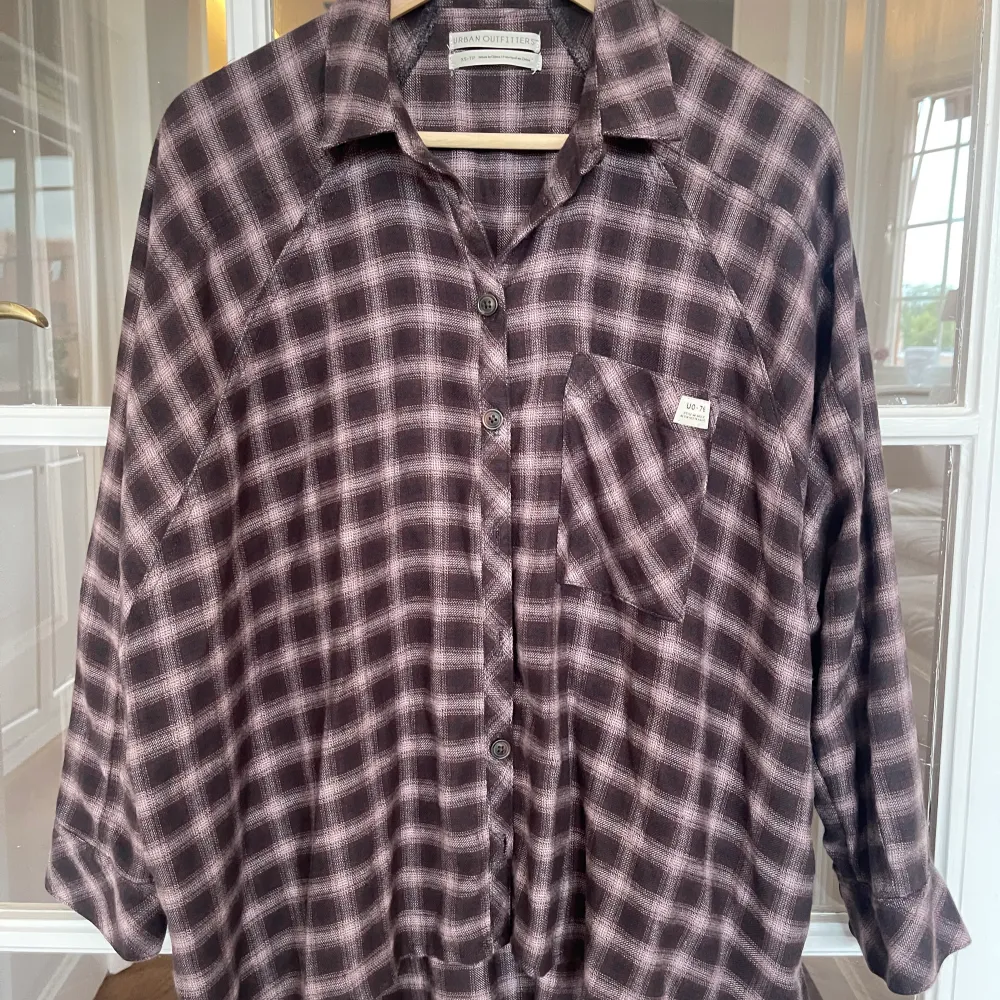 Supermjuk skjorta från Urban Outfitters i viskos och polyester. Endast använd en gång. XS oversized. . Skjortor.