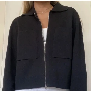 Åhlens kofta - Hej säljer denna fina åhlens kofta då den ej kommer till användning ! Nypris 500 kr mitt pris 300