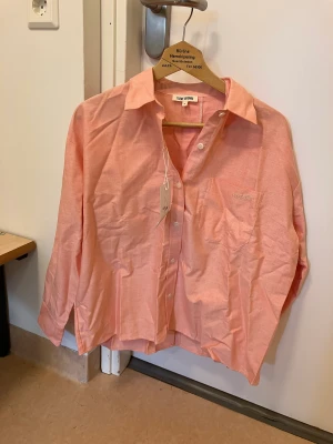 Djerf aveny  - Skjorta från djerfv aveny helt oanvänd. Nypris 1099 säljer för 500. Storlek M