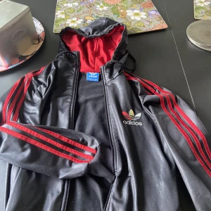 Adidas jacka - Säljer min kofta för jag har bytt stil. Den har perfekt passform och väldigt snygg. Den är köpt på retro secondhand i Malmö för 300kr. 